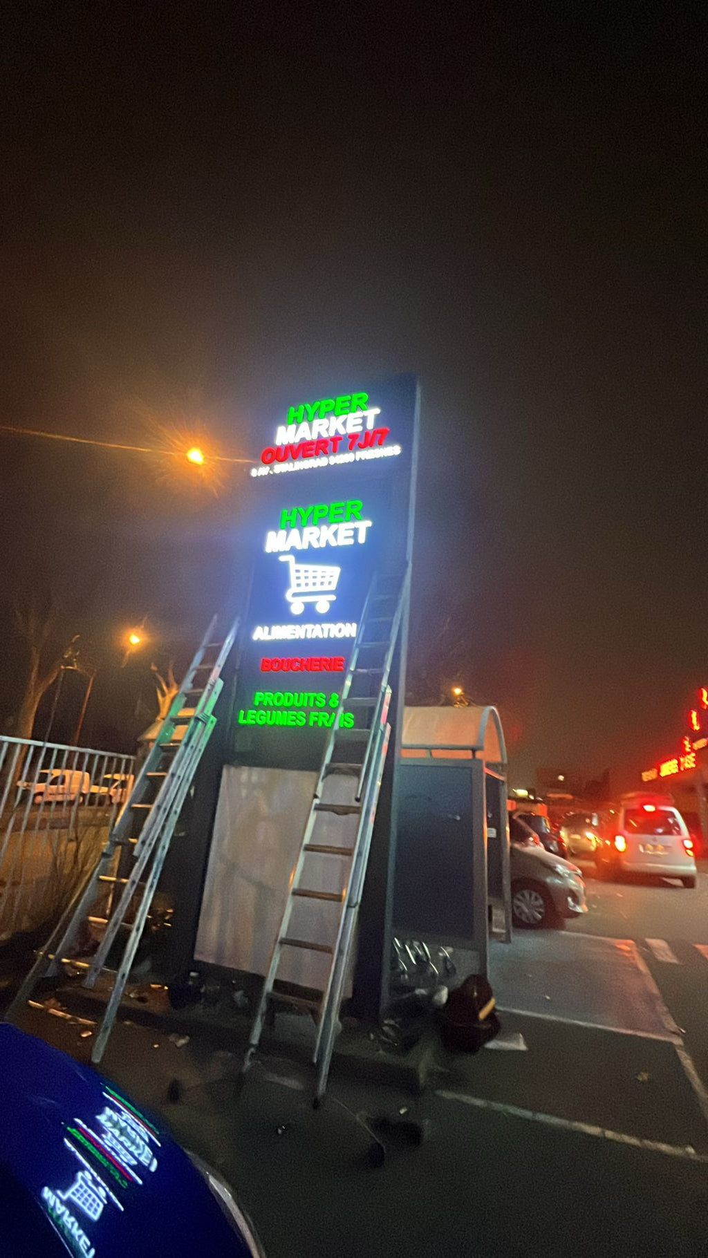 Enseigne lumineuse ajourée