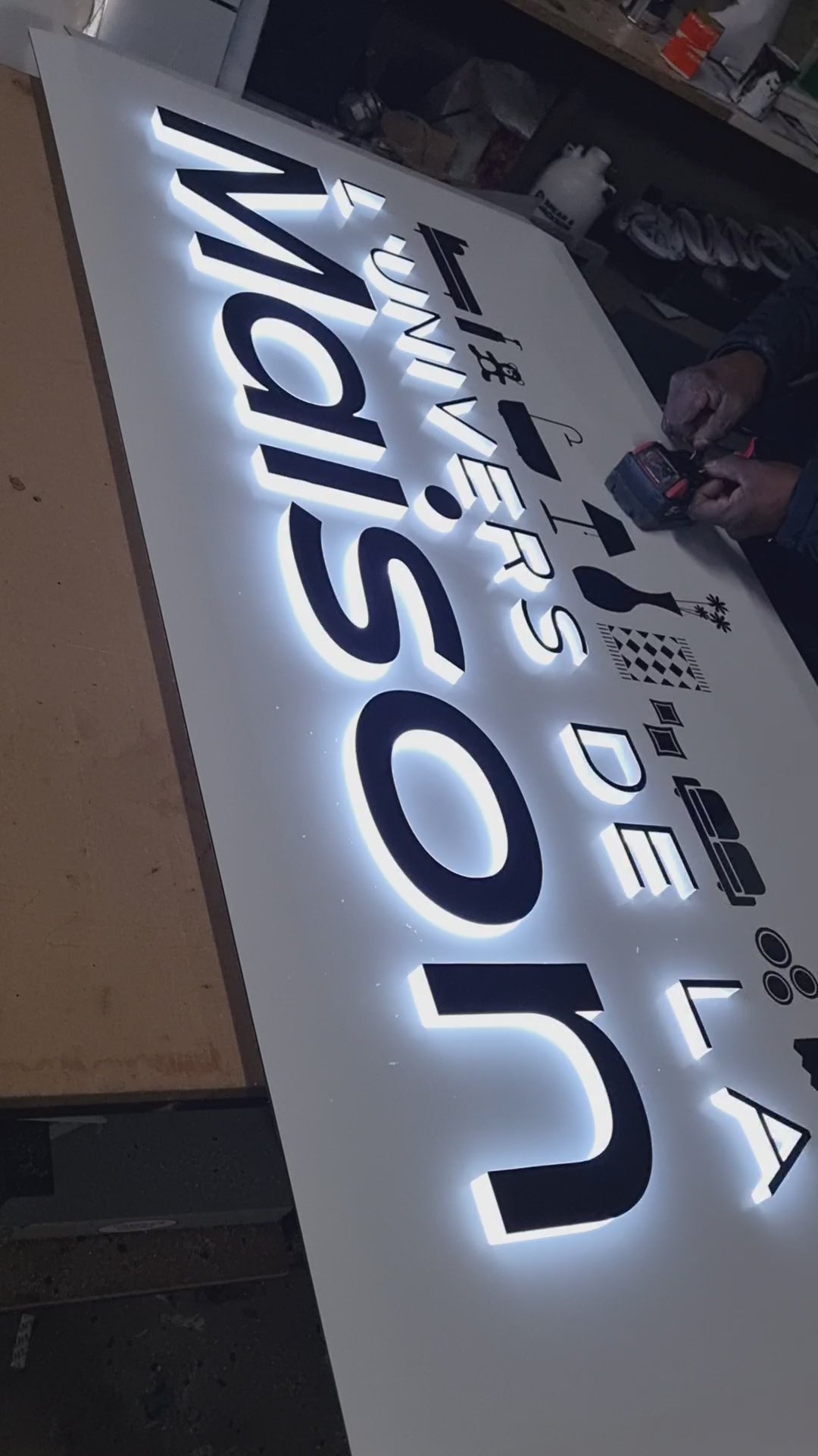 ENSEIGNE PVC RÉTRO ÉCLAIRAGE